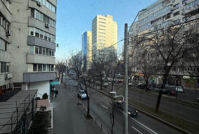 Apartament cu 3 camere decomandat, mobilat în P-ța Victoriei