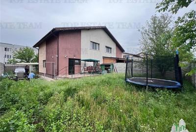 Casa cuplata.curte individuala generoasa, cu 3 camere,2 bai, P+1E+Pod, cu toate