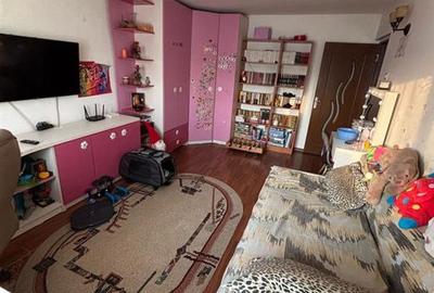 Apartament cu 3 camere decomandat în Nicolina