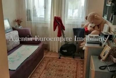 Far 4 camere de vanzare etajul 1