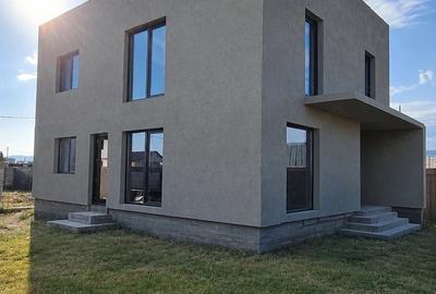 Casă cu 4 camere cu Teren 270 Mp în Periferie