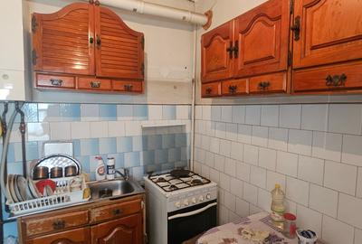 Vand apartament la casa,2 camere situat in zona Piata Cibin pe str.Darstelor et1 - 6