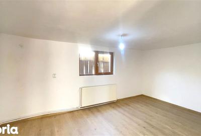 Casă cu 3 camere cu Canalizare în Central