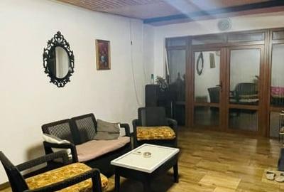 Casă individuală cu 5 camere cu Canalizare în Km 5 - 7