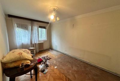 Apartament cu 3 camere semidecomandat în Podu Roș