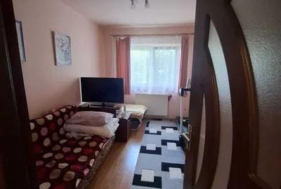 Apartament cu 4 camere semidecomandat în Tractorul - 1
