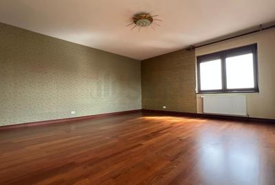 Apartament cu 6 camere decomandat în Sisești - 1
