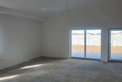 Casă cu 7 camere cu Teren 500 Mp în Sântandrei