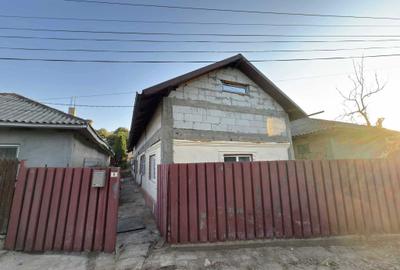 Casă cu 3 camere în Ostrov - 1