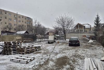 Teren de 350 mp, în Tractorul