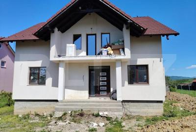 Casa individuala cu 5 camere, 200 mp, cu 24 ari teren, zona - 5