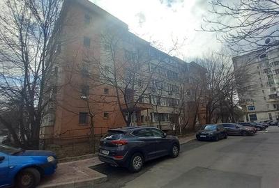 Garsonieră decomandată în Decebal - 2