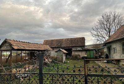 Casă cu 3 camere cu Teren 2700 Mp în Central - 2