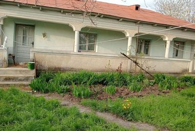 Casă cu 4 camere în Merișani
