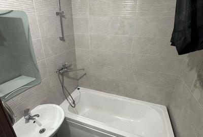 Apartament cu 4 camere decomandat în Tractorul