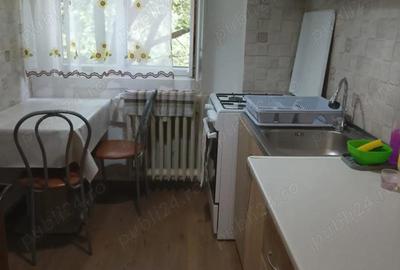 Apartament cu 3 camere semidecomandat în Berceni