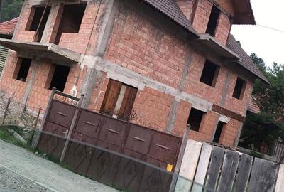 Casă cu 5 camere cu Teren 269 Mp în Poiana Mărului - 4