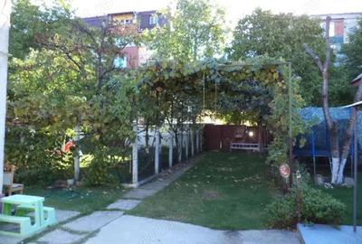 Casă cu 6 camere în Aradului