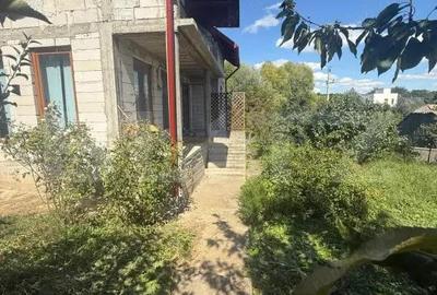 Casă cu Teren 900 Mp în Central