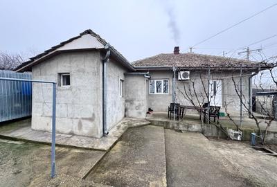 Casă individuală cu 4 camere cu Canalizare în Central