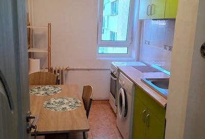 Apartament cu 3 camere semidecomandat în Tineretului