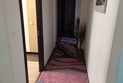 Apartament cu 3 camere în Tractorul - 1