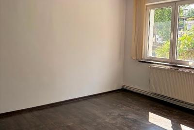 Se închiriază apartament cu 3 camere în zona centrală , pretabil birouri . - 2