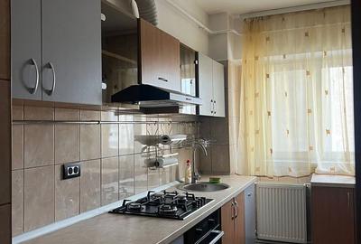 Apartament cu 3 camere decomandat în Calea București