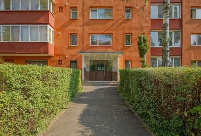 Garsoniera luminoasa,decomandata, bloc de apartamente, strada Soarelui