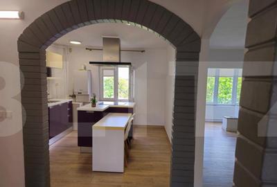 Apartament cu 4 camere decomandat în Central