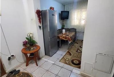 Apartament cu 4 camere semidecomandat în Apărătorii Patriei