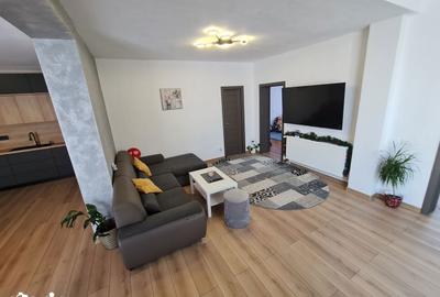 Casă cu 5 camere decomandat cu Teren 1439 Mp în Central