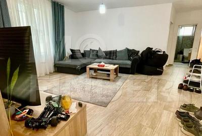 Apartament cu 3 camere semidecomandat, mobilat în Bună Ziua