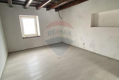 Casă cu 4 camere cu Teren 2810 Mp în Laslea - 7