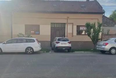 Vand casa situata central , str.L.Rebreanu , langa parcul din strand
