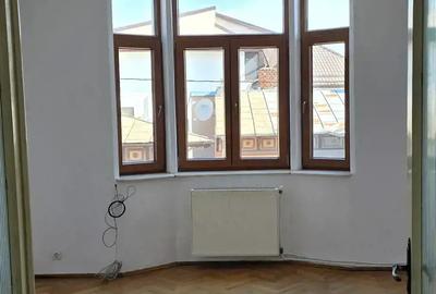 Propietar vind apartament cu 3 camere decomandat in vila etaj 1 din2 zona centrala Hala Traian - 2