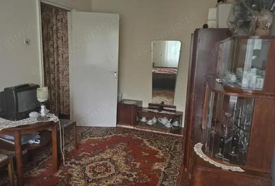 Apartament cu 3 camere semidecomandat în Gojdu