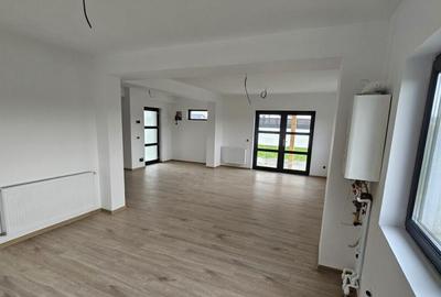 Casă cu 5 camere cu Teren 490 Mp în Păulești - 5