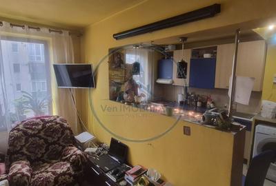 Apartament cu 3 camere semidecomandat în Decebal - 2