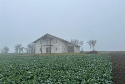 RECO casa Inand la rosu cu teren imens - 1