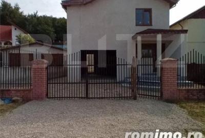 Casă cu Teren 215 Mp în Central - 2