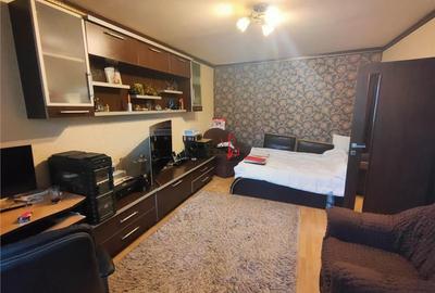 Apartament cu 4 camere semidecomandat în Basarabia