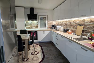 Apartament cu 4 camere decomandat în Micro IV - 3