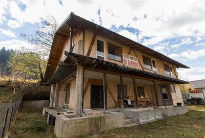 Casă cu 9 camere cu Teren 884 Mp în Moieciu - 14