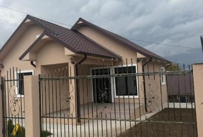 Casă individuală cu 3 camere cu Canalizare în Central