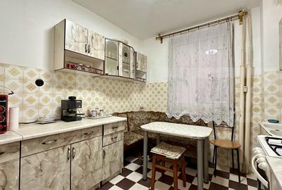 Apartament de vanzare,  decomandat cu 3 camere, zona Dacia - 4