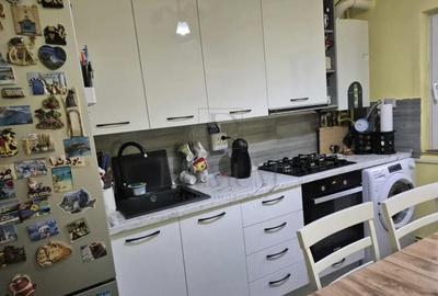 DAMBOVITA - 3 Camere - ETAJ 2 - Centrala proprie - Decomanda
