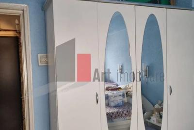 Apartament cu 3 camere semidecomandat în Romană