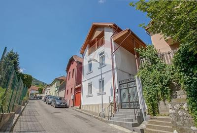 Casă individuală cu 6 camere cu Teren 233 Mp în Schei