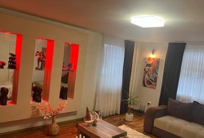 Casă cu 6 camere cu Canalizare în Central - 1